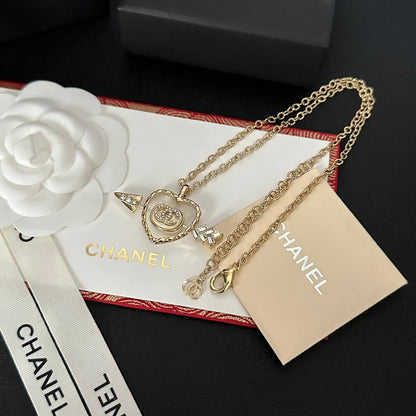 Collar de oro con corazón y diamante en forma de flecha