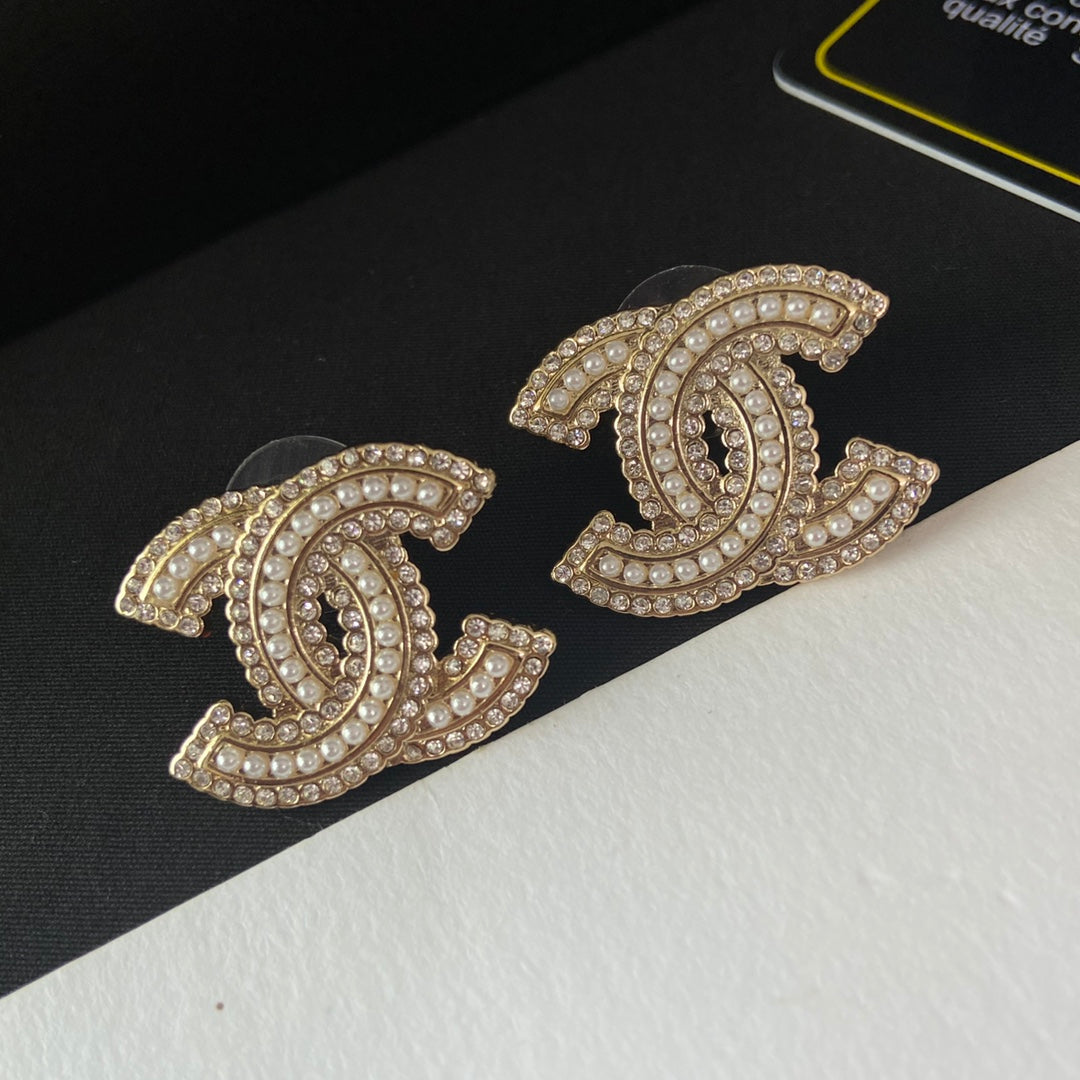 Pendientes con letras de perlas y diamantes