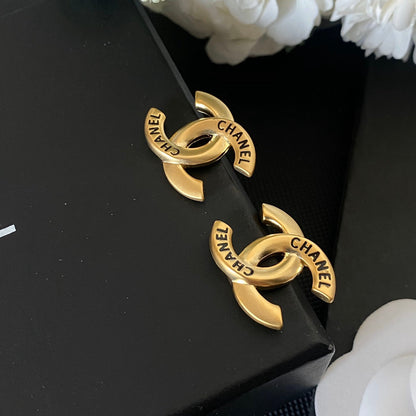 Boucles d'oreilles clous vintage avec lettres dorées