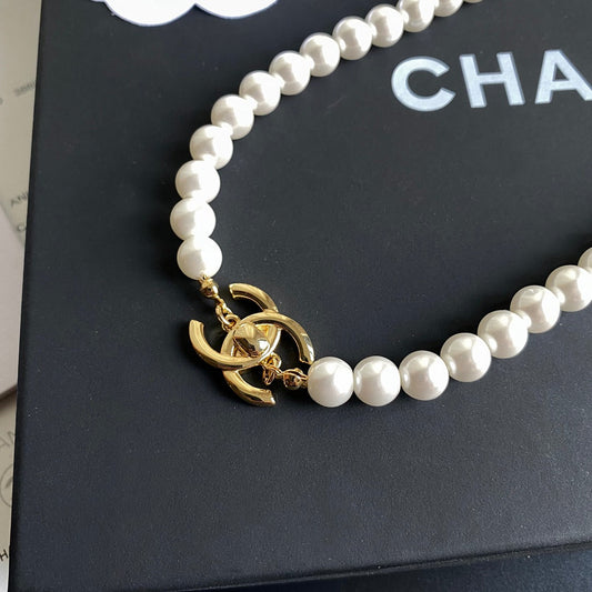 Pulsera de perlas doble C