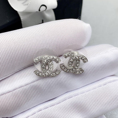 Pendientes de tuerca con diamantes completos de doble C