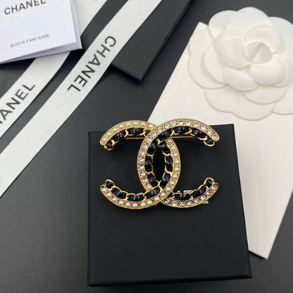 Broche de oro negro con perlas y diamantes