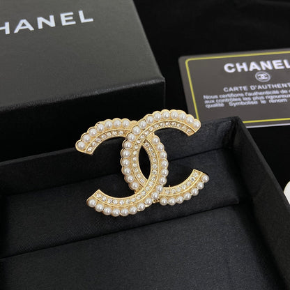 Broche de diamantes y perlas con temple