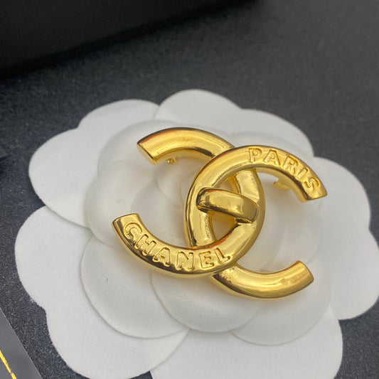 Broche dorée Lettres Électroplaquées