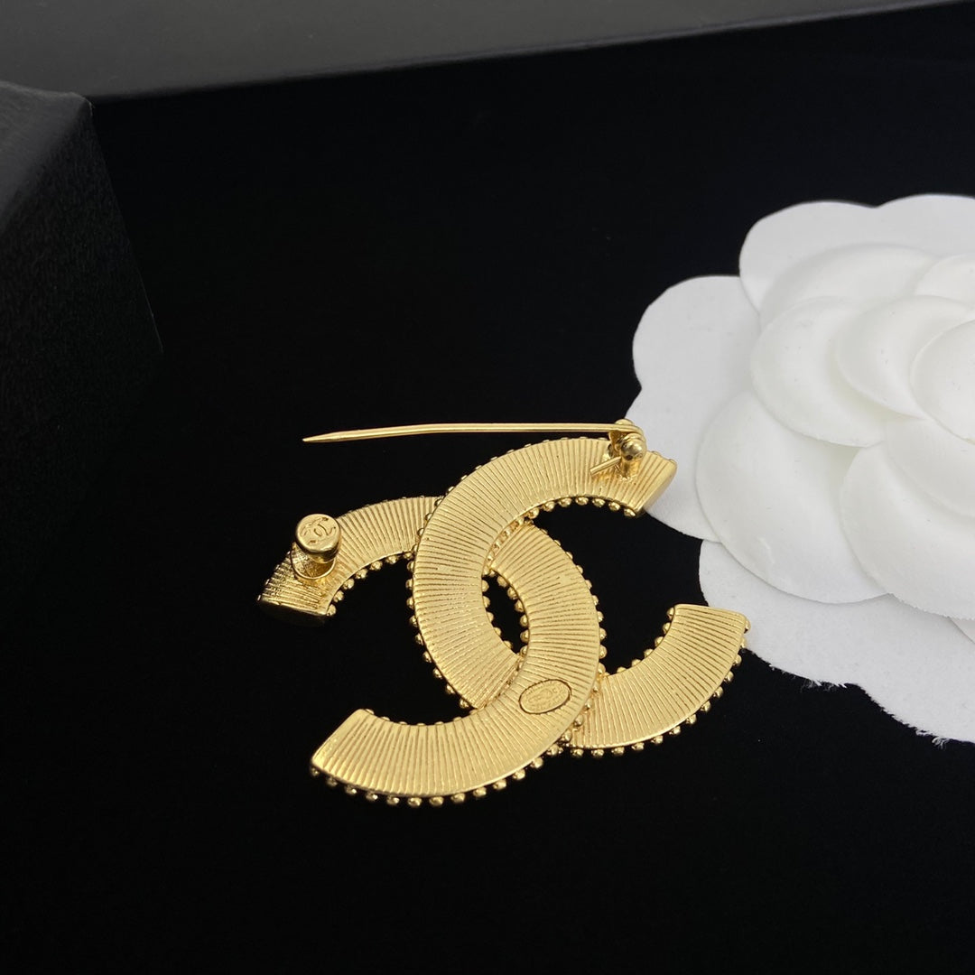 Broche de latón con logo vintage