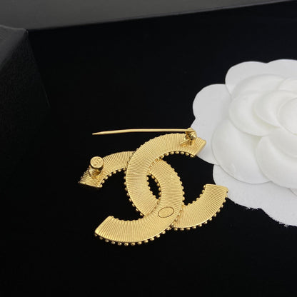 Broche en laiton avec logo vintage