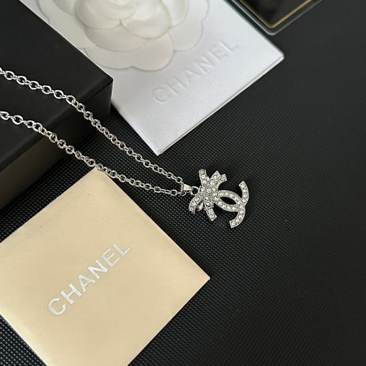 Collier pendentif avec logo en arc de diamant