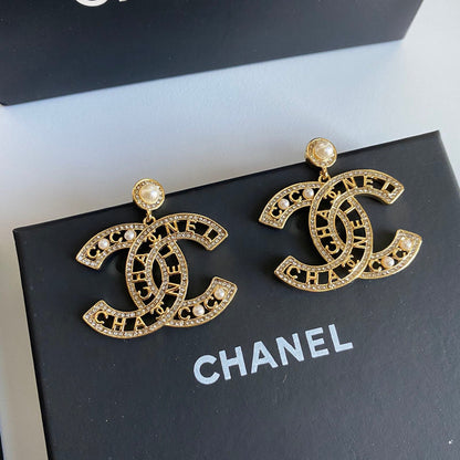 Aretes de alfabeto calado elegantes