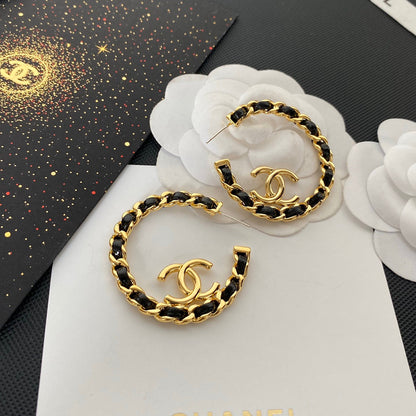 Pendientes de aro de oro con cuero negro