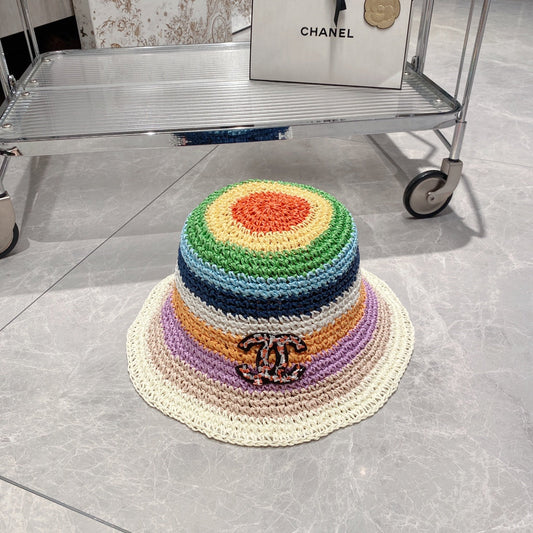 Chapeau seau de vacances en paille color-block arc-en-ciel