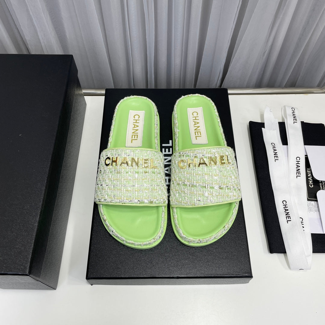 Sandalias planas clásicas de moda
