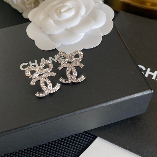 Boucles d'oreilles nœud et diamants élégantes