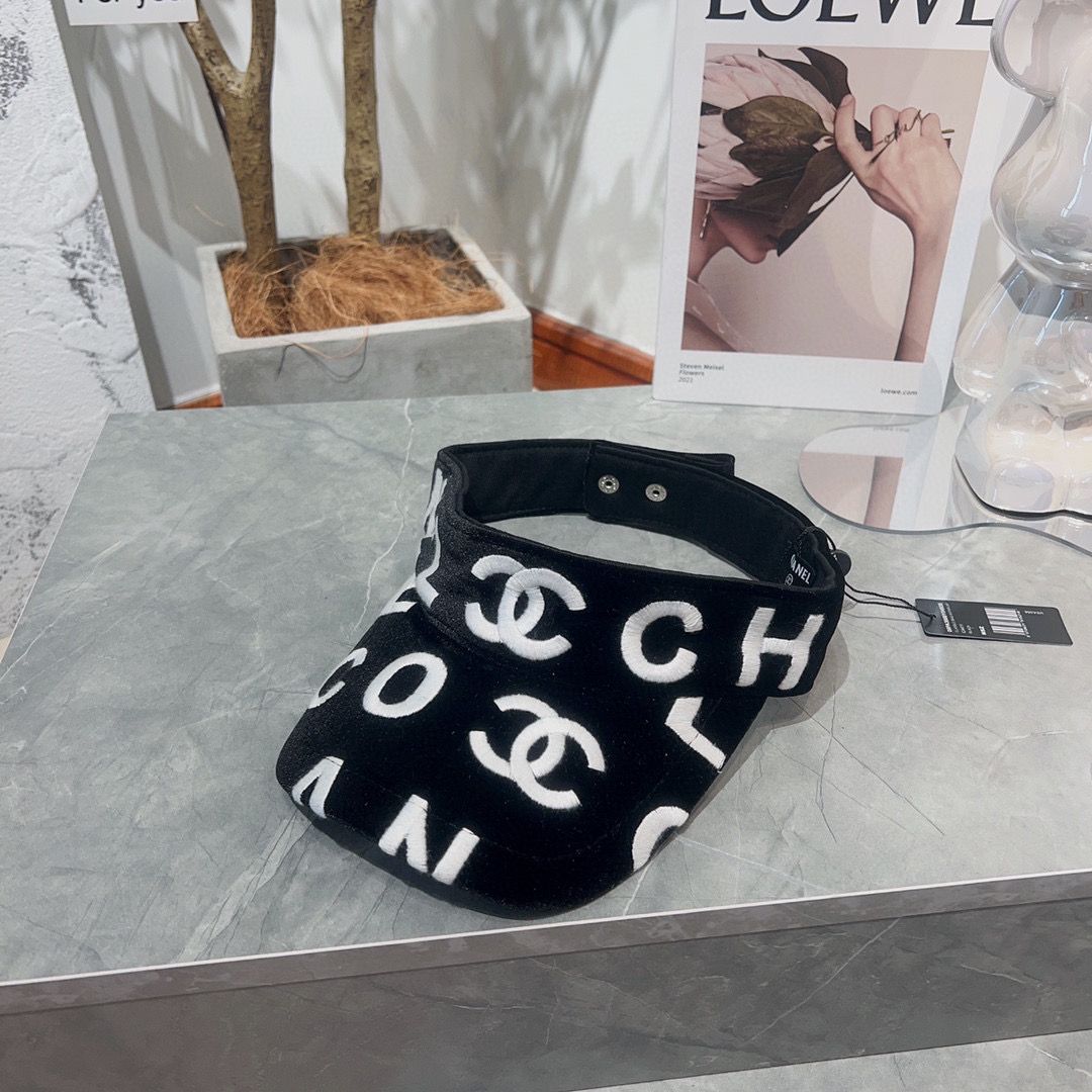 Gorra vacía bordada en blanco y negro