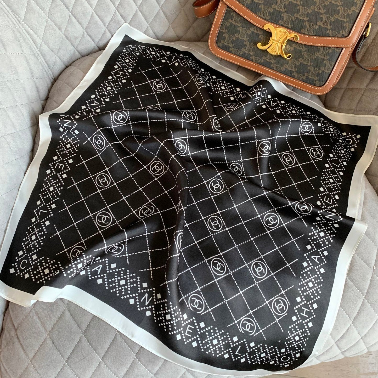 Pañuelo de seda cuadrado elegante con rombos