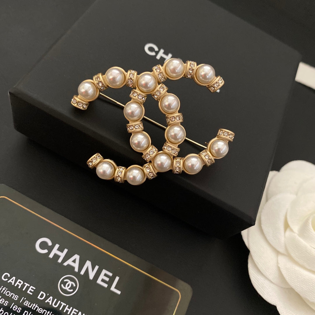 Broche de moda clásico con perlas