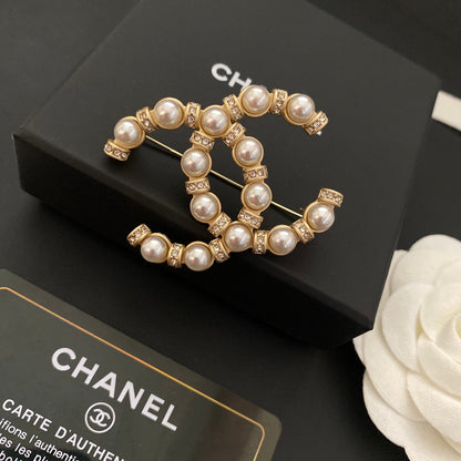 Broche de moda clásico con perlas