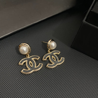 Pendientes de perlas de epoxi con carácter