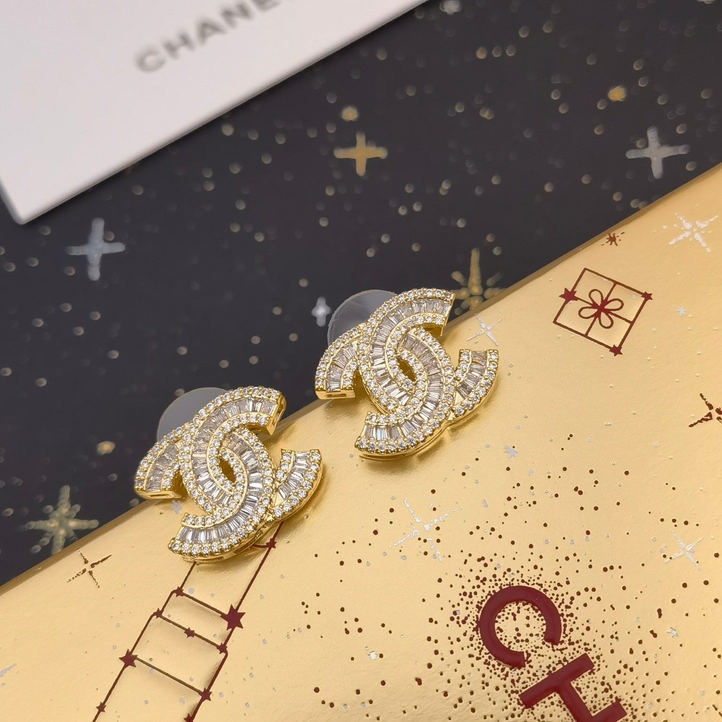 Pendientes elegantes y clásicos con logotipo para mujer
