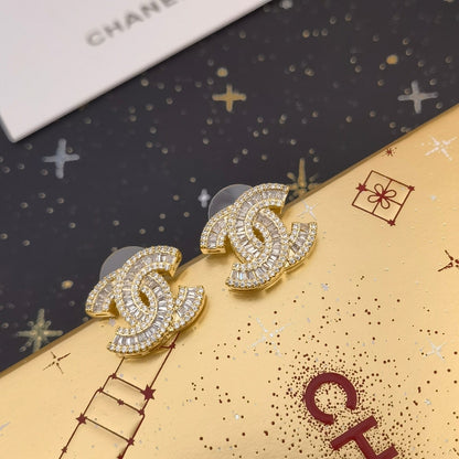 Pendientes elegantes y clásicos con logotipo para mujer