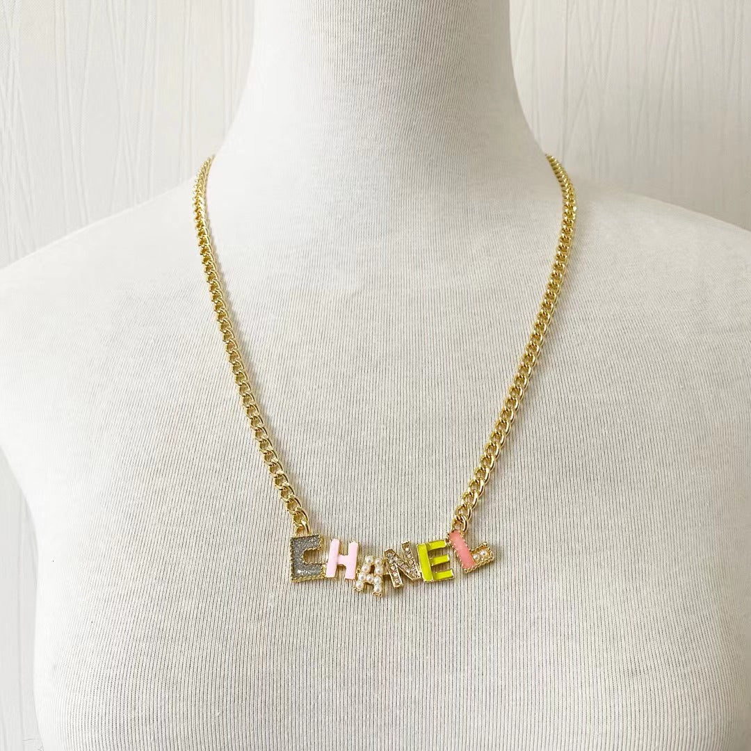 Collar y pulsera de letras de cristal coloridas de moda