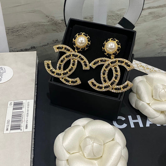 Pendientes de perlas de cuero negro Double C