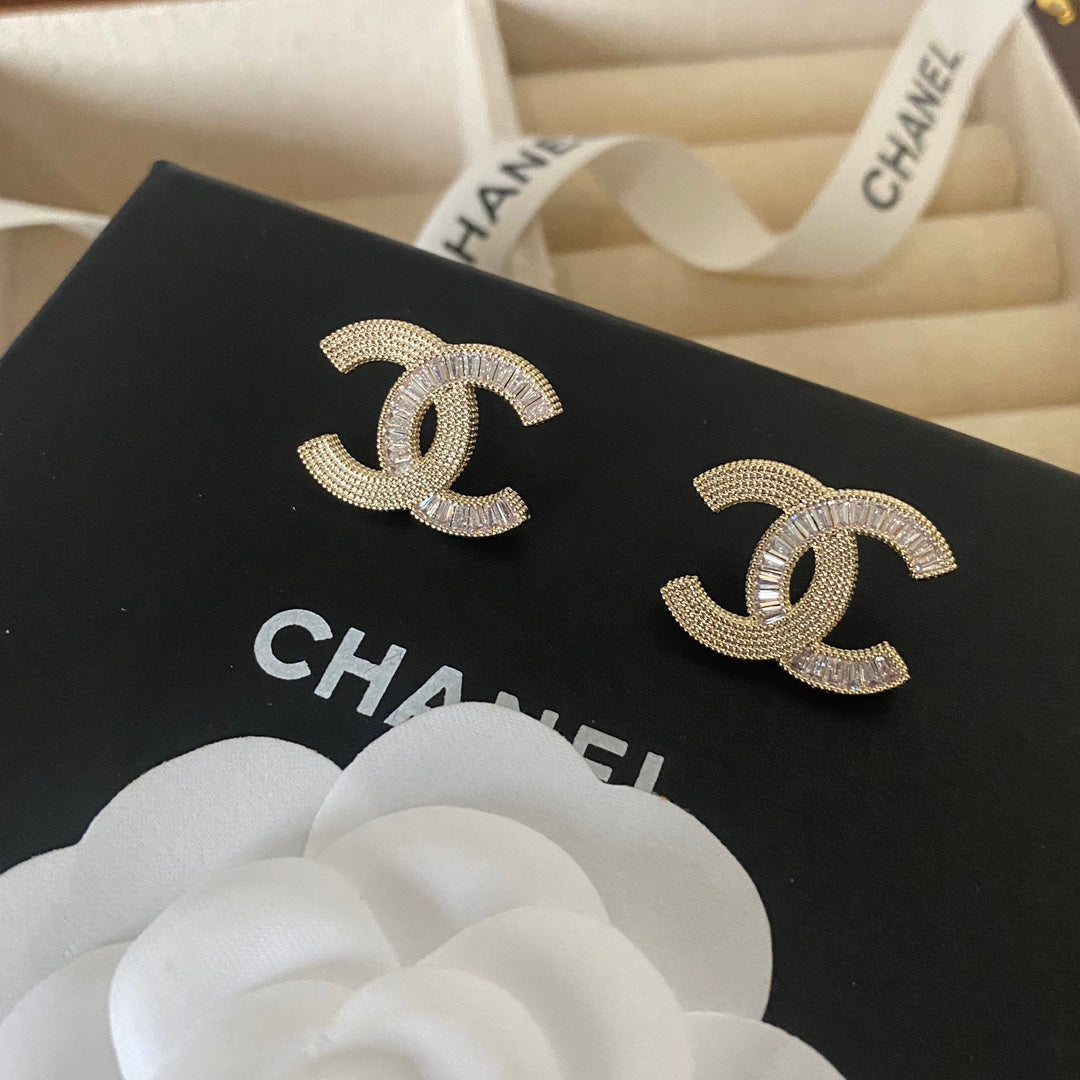 Aretes elegantes con baño de cristal