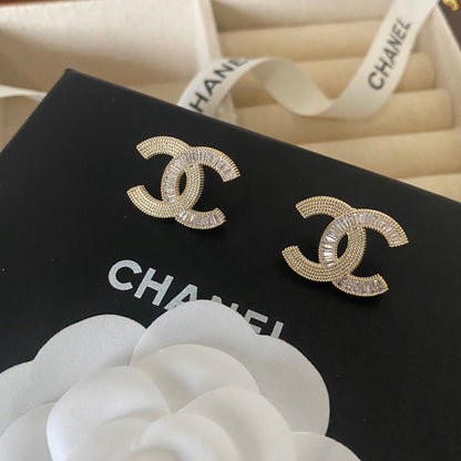 Aretes elegantes con baño de cristal