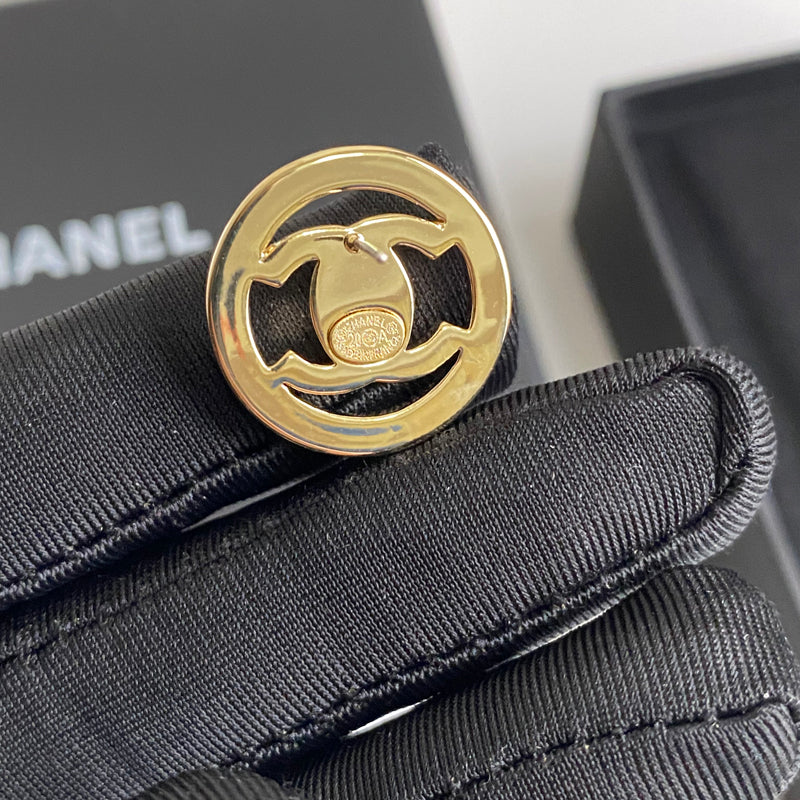 Aretes de aro con logo en metal dorado