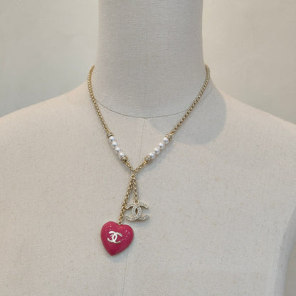 Collier de perles avec pendentif cœur rose
