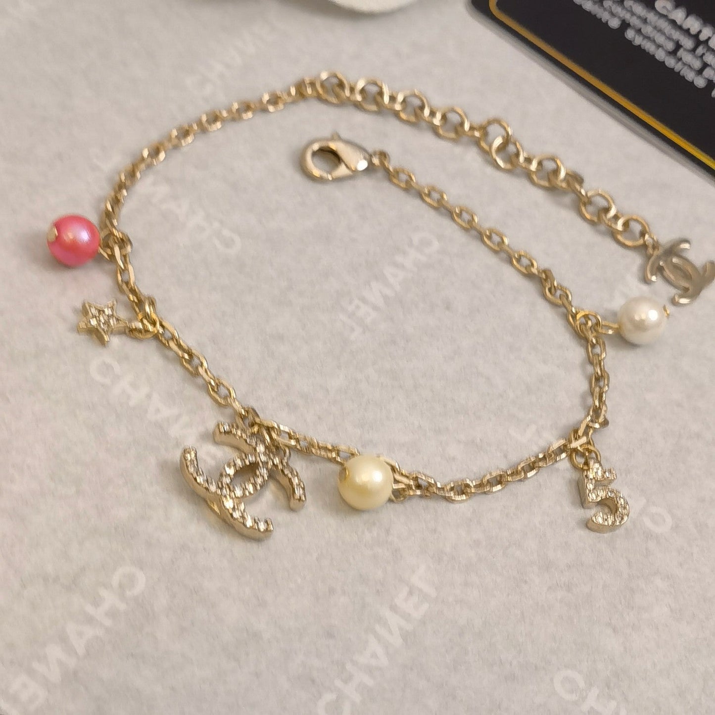 Pulsera con colgantes de perlas y diamantes de imitación de moda