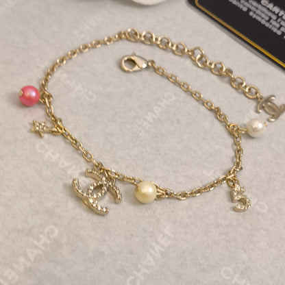 Pulsera con colgantes de perlas y diamantes de imitación de moda