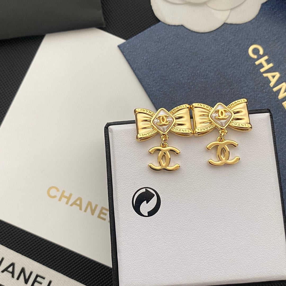 Pendientes con el logo de Gentle Bow