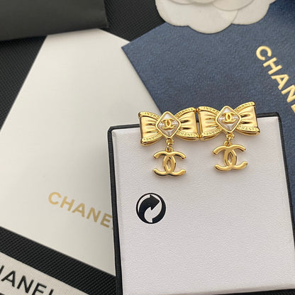 Pendientes con el logo de Gentle Bow