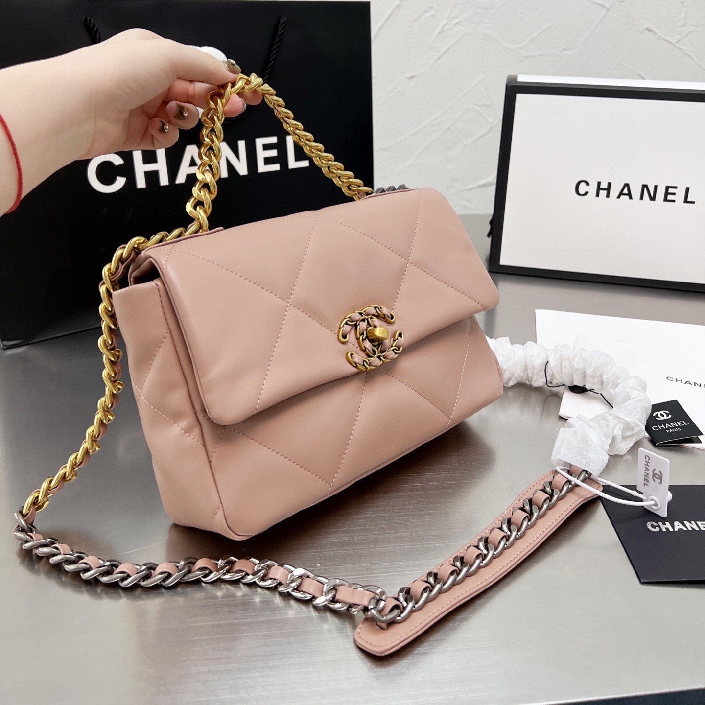 BOLSO DE HOMBRO CON SOLAPA Y CADENA SERIE 19