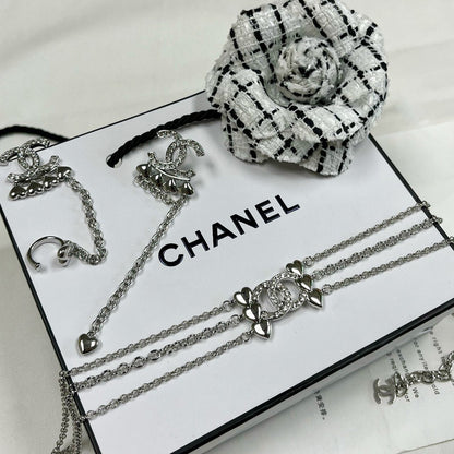 Conjunto de collar y pendientes de clip de diamantes de imitación de corazón de moda