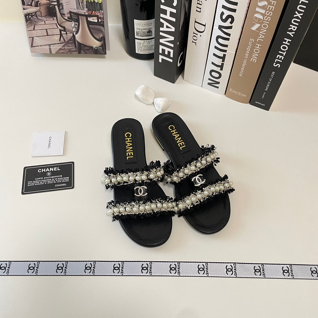 Zapatillas planas elegantes con doble tira de perlas