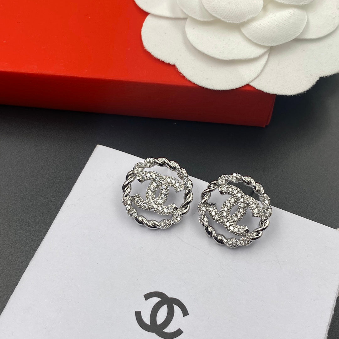Pendientes redondos con circonita fina y brillante