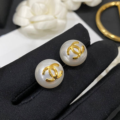 Elegantes aretes de perlas con logo