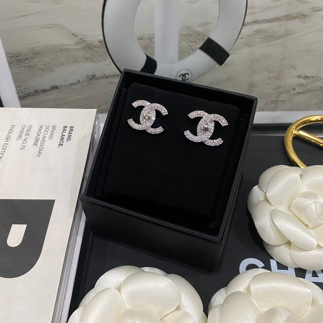 Pendientes clásicos de diamante y circonita cúbica