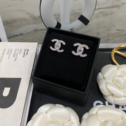 Pendientes clásicos de diamante y circonita cúbica