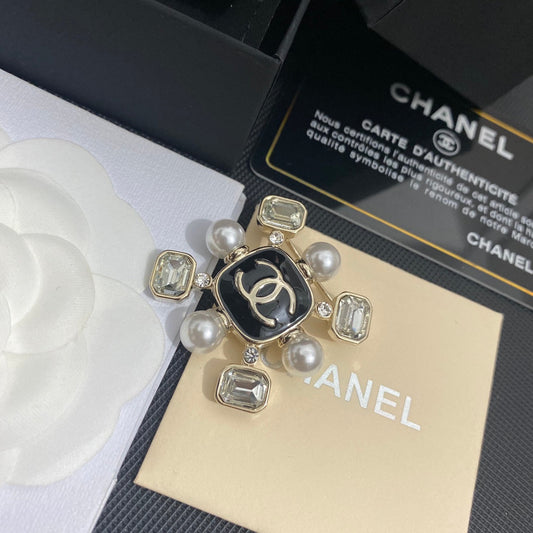Broche élégante en pierres précieuses et perles