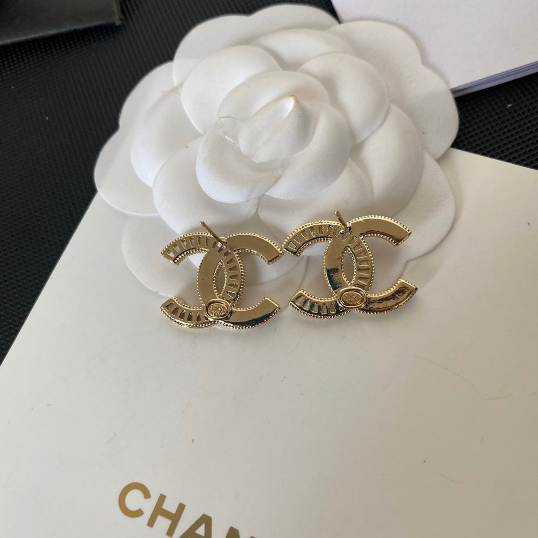 Aretes elegantes con baño de cristal