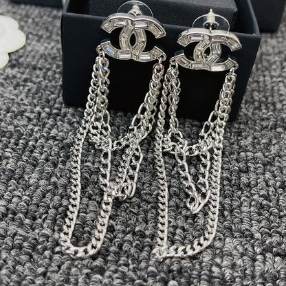 Boucles d'oreilles pendantes chaîne et diamants de cristal
