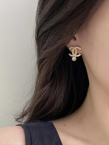 Pendientes de botón con letra de diamante Temperament