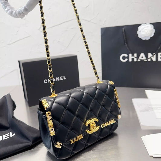 Sac en cuir avec monogramme porte-bonheur en métal