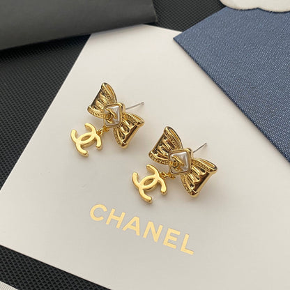 Pendientes con el logo de Gentle Bow