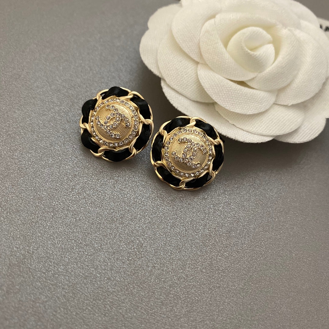 Pendientes de cuero negro y dorado