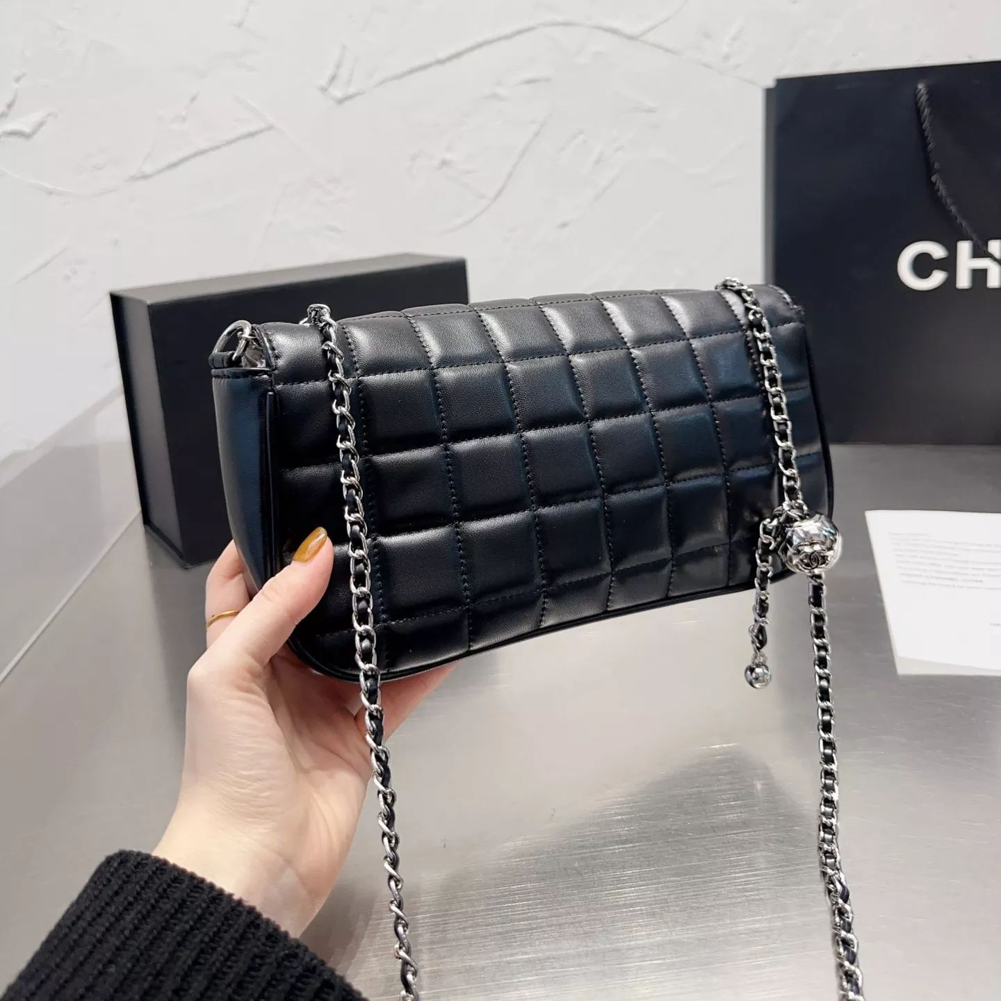 Bolso creativo con cadena de bolitas metálicas