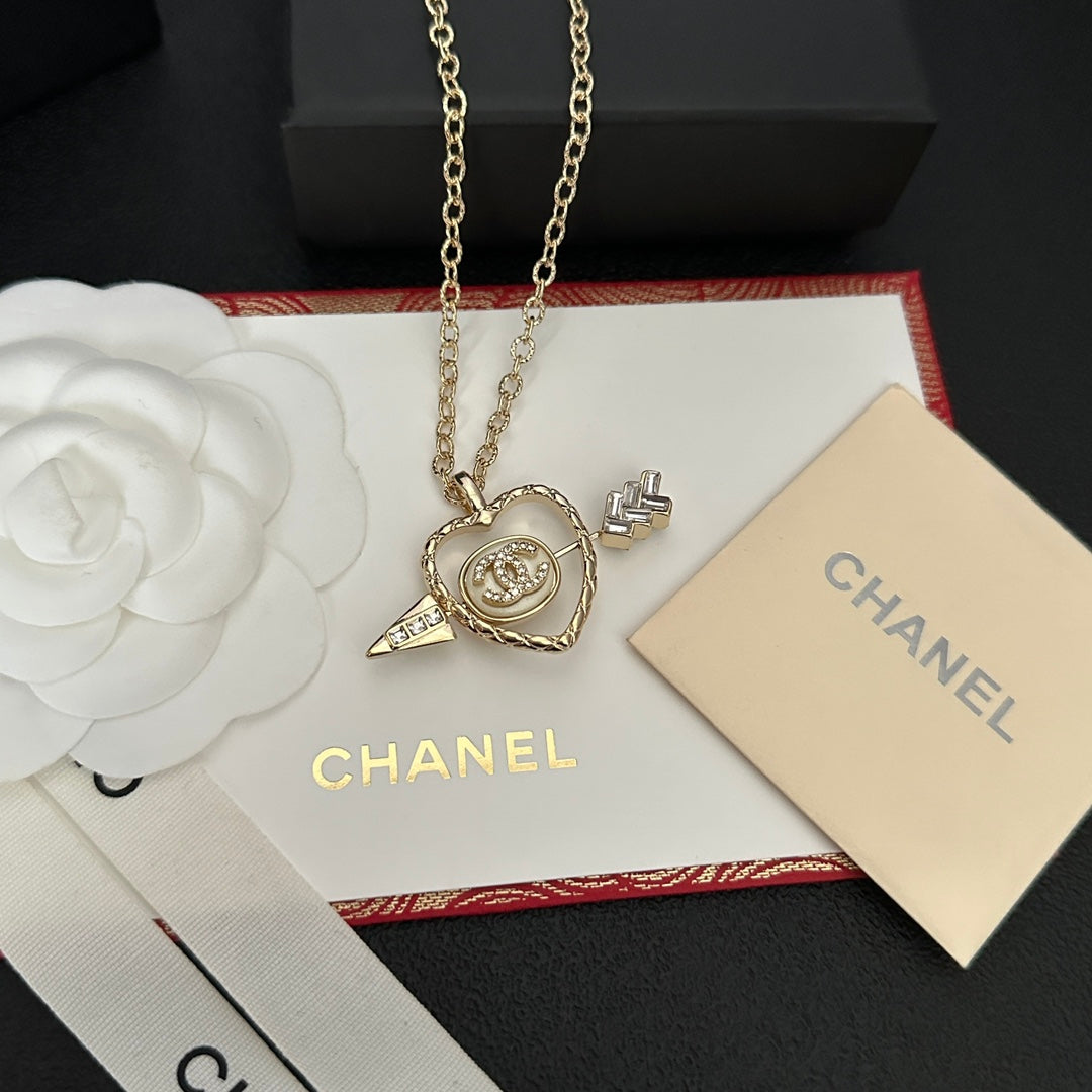 Collar de oro con corazón y diamante en forma de flecha