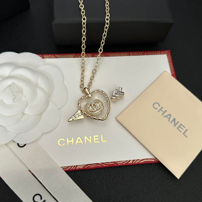 Collar de oro con corazón y diamante en forma de flecha